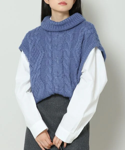 CABLE CROP TURTLENECK KNIT VEST - Image 2