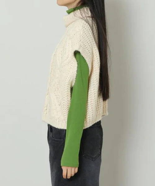 CABLE CROP TURTLENECK KNIT VEST - Image 4