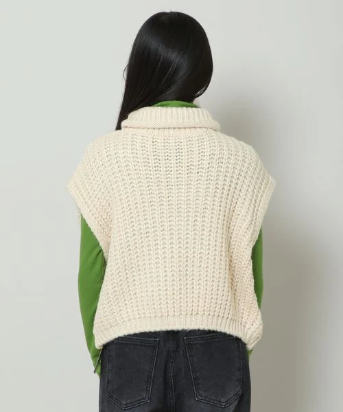 CABLE CROP TURTLENECK KNIT VEST - Image 5