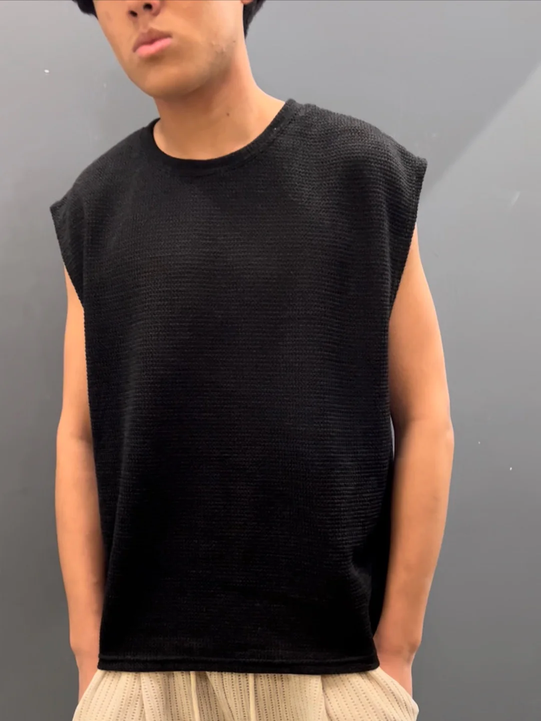 MEN'S HIVE KNIT VEST - Image 2